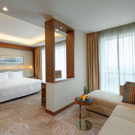 Holiday Inn Shanghai Pudong Kangqiao By Ihg - Free Shuttle Bus To Disney Land, Ins Swimming Pool Eksteriør bilde