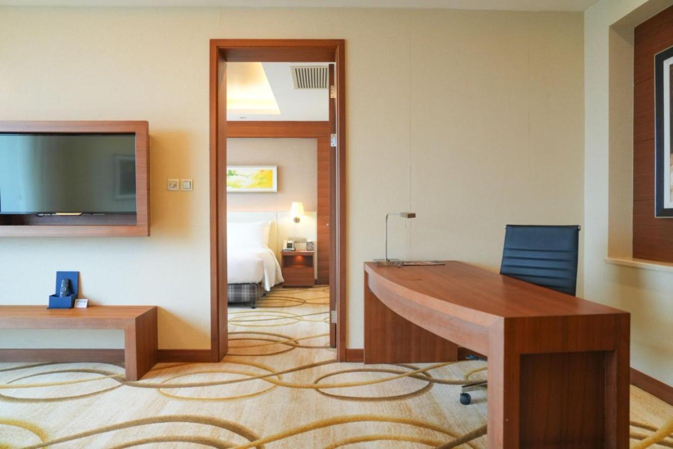 Holiday Inn Shanghai Pudong Kangqiao By Ihg - Free Shuttle Bus To Disney Land, Ins Swimming Pool Eksteriør bilde