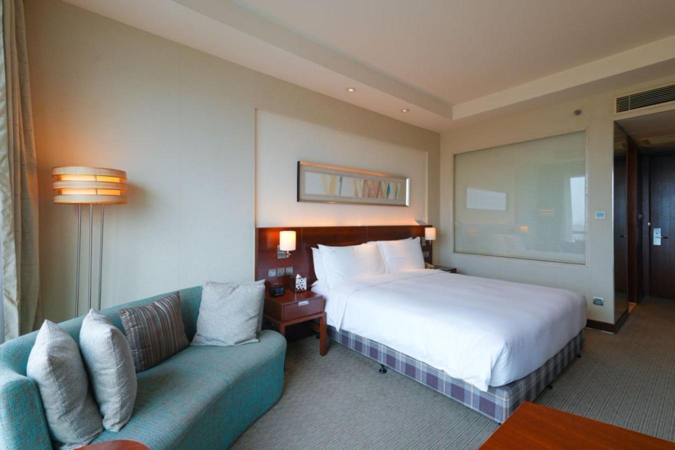 Holiday Inn Shanghai Pudong Kangqiao By Ihg - Free Shuttle Bus To Disney Land, Ins Swimming Pool Eksteriør bilde