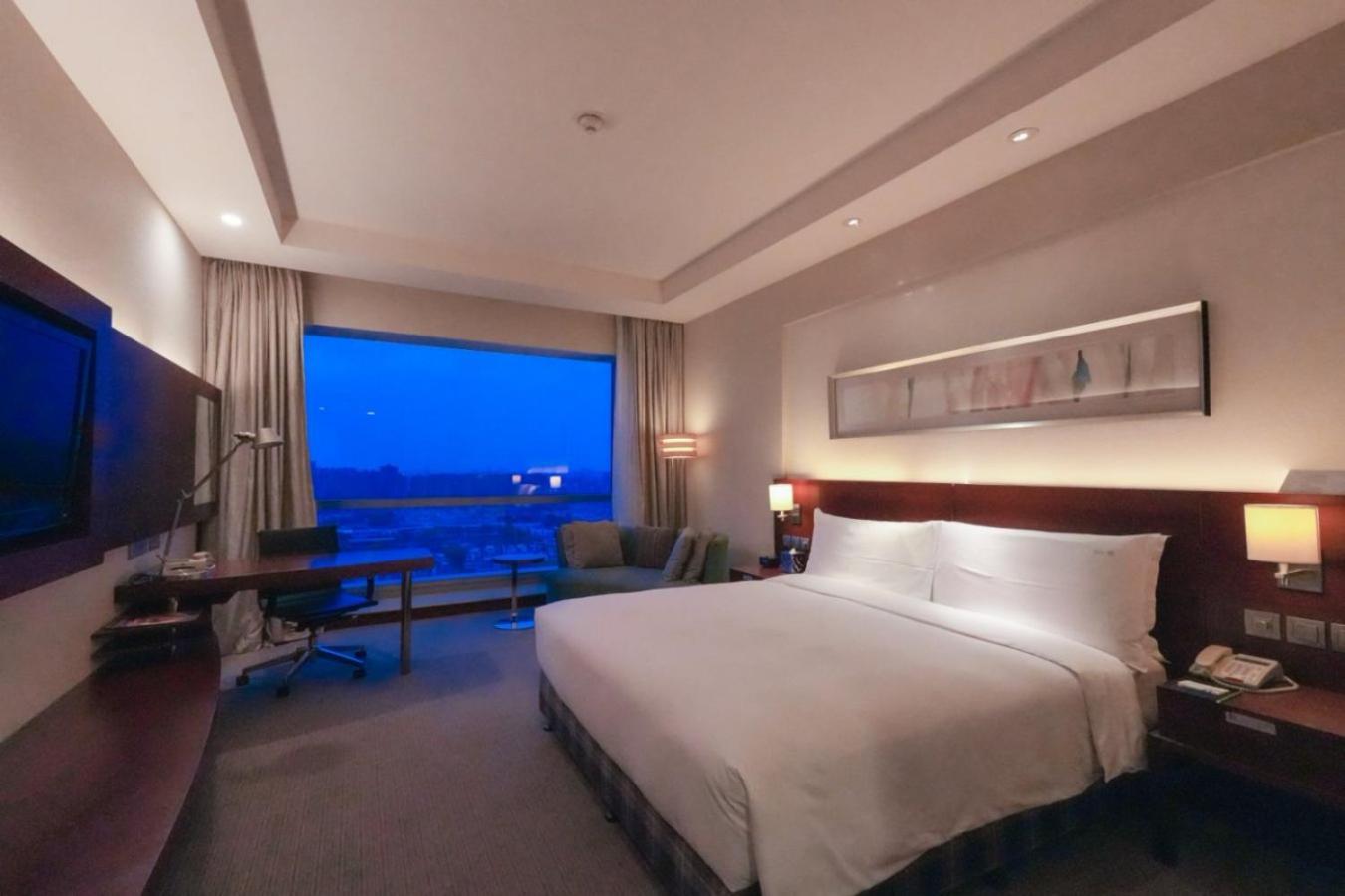 Holiday Inn Shanghai Pudong Kangqiao By Ihg - Free Shuttle Bus To Disney Land, Ins Swimming Pool Eksteriør bilde
