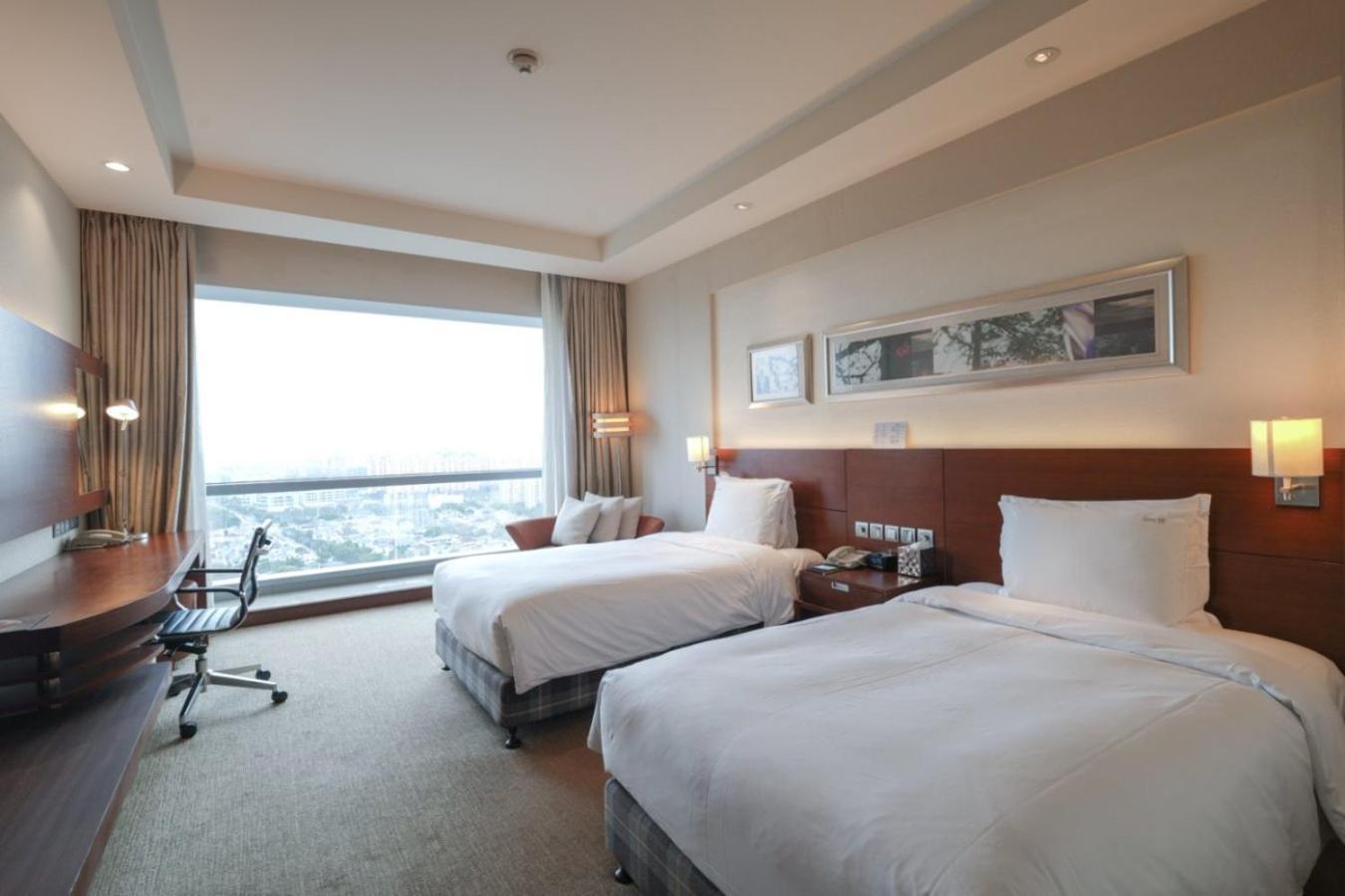 Holiday Inn Shanghai Pudong Kangqiao By Ihg - Free Shuttle Bus To Disney Land, Ins Swimming Pool Eksteriør bilde